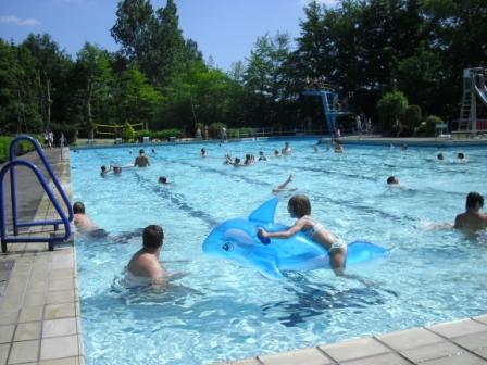 Besucher im Steinfelder Freibad (Foto: MB)